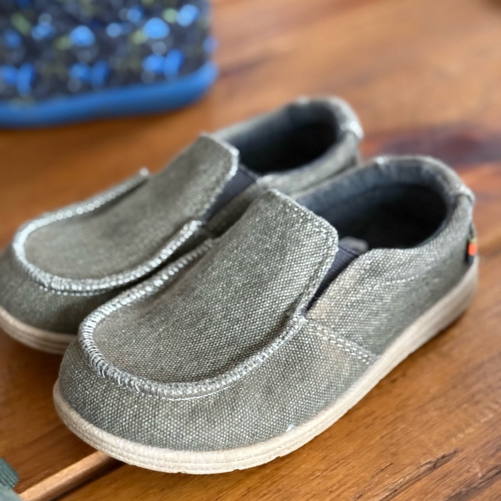 Cat and Jack boat shoes 9